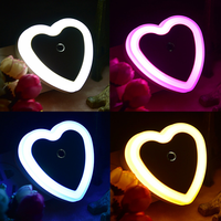 Veilleuse LED intelligente en forme de cœur à brancher avec capteur crépusculaire, lumière douce pour la Saint-Valentin 2026, cadeau pour chambre à coucher, usage intérieur