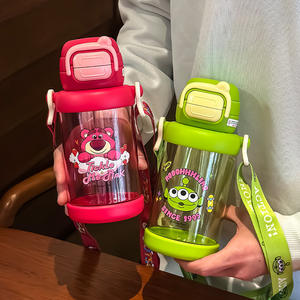 Gourde portable grande capacité avec paille intégrée Strawberry Bear pour enfants et élèves du primaire - Product Image 1