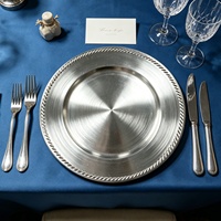 Assiettes de présentation empilables et durables en PP de 13 pouces avec bordure perlée or et argent pour la décoration de tables d'hôtels et de restaurants