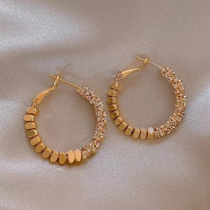 Boucles d'oreilles créoles géométriques minimalistes plaquées or pour femme, luxe léger haut de gamme, nouvelle collection automne/hiver 2025, best-seller A1419 Gol - Product Image 1