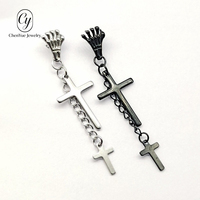 Boucles d'oreilles pendantes tendance en forme de main squelette avec pompon, en acier inoxydable bicolore, délicates et polyvalentes pour usage quotidien