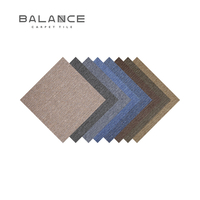 Hochwertige Teppichfliesen aus Nylon 50*50cm Wiederverwendbare Rutschfeste Antibakterielle Hellkhaki Büroteppichfliesen