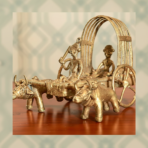 Sculpture Dokra d'un chariot à taureaux avec des chiffres, un véhicule tribal classique en laiton, disponible au prix de gros. - Product Image 1