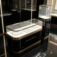 Luxuriöse Glas-LED-Vitrine Umweltfreundliches Design Recycelbar Langlebig Wasserdicht Anpassbare Farben für Einzelhandel und Museen