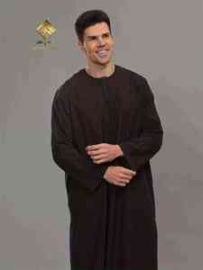 เสื้อคลุมยาวสีดำสำหรับผู้ชาย Al Haramain แขนยาว คอกลม ผ้าฝ้าย ความยาวคลุมเท้า สไตล์ตะวันออกกลาง เหมาะสำหรับสวมใส่ละหมาด - Product Image 1