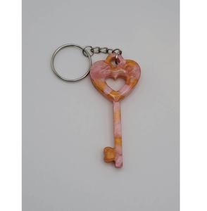 Porte-clés en résine fait à la main avec un design minimaliste transparent, accessoire léger et solide, adapté à un usage quotidien et unique - Product Image 1