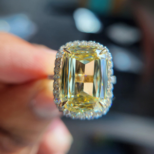 Bague de fiançailles de luxe en diamant jaune de laboratoire fantaisie avec halo, taille émeraude, certifiée IGI, plaquée rhodium en or blanc 14 carats - Product Image 1