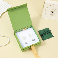 A1 Grüne Schmuck-Geschenkbox mit Ohrring-Präsentationsbrett, herausnehmbarem Einsatz, goldenem Logo, Schleifenband und Kordelzugbeutel-Verpackung