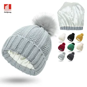 Оптовая продажа, Высококачественная вязаная однотонная теплая зимняя шапка с помпоном из искусственного меха, шапка с шелковой атласной подкладкой для женщин