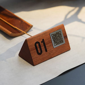 Vente en gros de supports de numéros de table en bois signe d'affichage de code QR pour les mariages et l'hôtel - Product Image 4