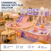 Aire de jeux intérieure commerciale multi-espaces avec piscine à balles, mur d'activités, clôture rembourrée et espace parental pour centre de jeux
