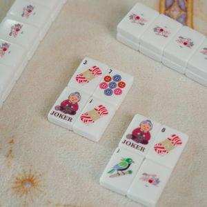 Le jeu de Mahjong du Joyeux Tricoteur : un <span class=keywords><strong>conte</strong></span> fantaisiste sur les chats et le bricolage - Tuiles de 36 mm - Cadeau unique pour les amoureux des chats - Product Image 1