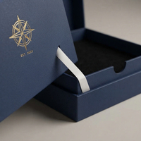 Boîte en papier rigide à charnières personnalisée avec insert en velours et marquage à chaud pour l'emballage de bijoux et la présentation en magasin
