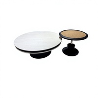 Paire de tables basses gigognes en noyer, généreuses, avec plateau surélevé et grain texturé, style scandinave moderne, pour salon