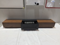 Walnussholz Rechtwinkliger Motorisierter Bodenaufsteigender UST Laser-TV Heimkino-Schrank mit ALR-Bildschirm-Kombination 100-Zoll Anti-Licht