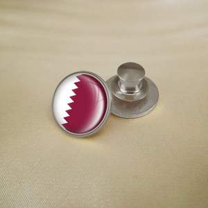 Pin de Solapa Personalizado con Bandera de Qatar en Metal Dorado y Resina Epoxi - Product Image 4