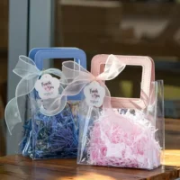 Sac fourre-tout élégant en PVC transparent sur mesure pour cadeaux de mariage, avec fond carré et poignée en PU, sacs d'emballage transparents pour bougies, vente en gros
