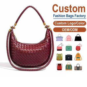 Auténtica bolsa en forma de media luna tejida en piel sintética – líneas fluidas y elegantes |   Silueta Retro-Romántica |   Personalización Disponible - Product Image 1