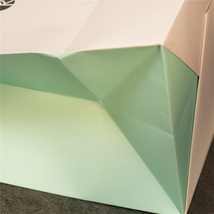 Bolsa de regalo de papel con revestimiento mate OEM, logotipo en relieve, asa de cordón, para tienda de joyería. - Product Image 2