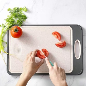 Planche à découper double face en paille de blé et PP avec poignée ergonomique en acier inoxydable - Product Image 5
