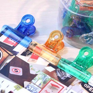 Fournitures scolaires : Lot de 12 pinces à clip en plastique transparent de 2 pouces pour emballages alimentaires et photos, vente en gros en vrac - Product Image 1