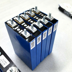 แบตเตอรี่ลิเธียมไอออนแบบแท่งปริซึม 3.2V 25Ah 10C LiFePO4 ชาร์จได้ ได้รับการรับรองมาตรฐาน CE 5000 รอบการใช้งาน สำหรับสกู๊ตเตอร์และจักรยานไฟฟ้า - Product Image 1
