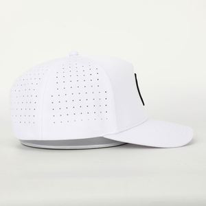 Casquette de baseball structurée pour homme et femme, 5 panneaux, 100% polyester blanc, avec logo personnalisé, perforations découpées au laser, style Dad Hat, pour le sport et le golf - Product Image 4