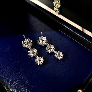 FYED3393 ต่างหูห้อยประดับดอกไม้สามดอกเคลือบทองคลาสสิกสำหรับงานแต่งงาน - Product Image 3
