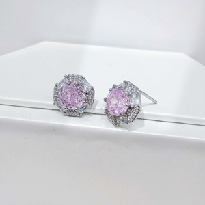 Boucles d'oreilles clous de luxe en argent sterling 925 personnalisées, avec pierre taillée en forme de rose, élégantes, pour enseignant(e)s, en zircon cubique rose et violet - Product Image 5