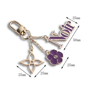 Porte-clés mini sac à main en métal émaillé souple, motif fleur violette ajourée, avec logo personnalisé - Product Image 6