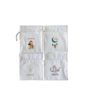 Sacs cadeaux en coton avec cordon de serrage pour fêtes et occasions spéciales, différents motifs - Product Image 1