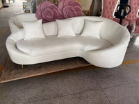 Canapé moderne de luxe en velours courbé chaise de salle à manger romantique mariée marié rembourrage confortable pour les villas spécifiques à l'événement de la salle de mariage