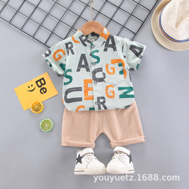 Ensemble chemise à manches courtes bleu clair avec imprimé intégral de lettres.