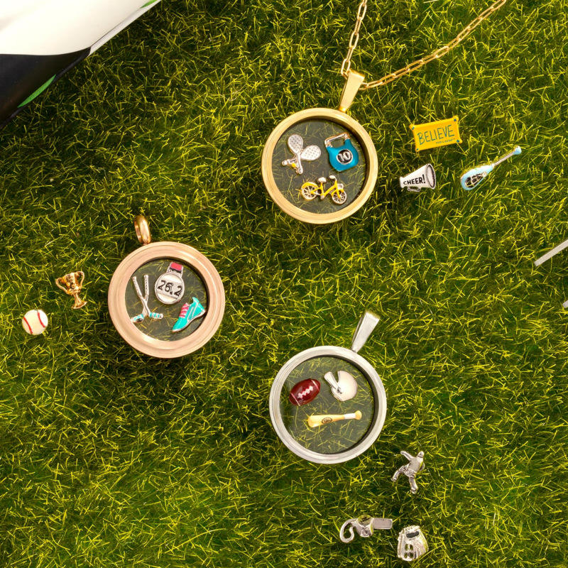 Round gold clear glass opening necklace