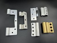 Équipement de traitement de quincaillerie haute efficacité pour charnières de portes et fenêtres en aluminium sur mesure, avec alimentation automatique pour le perçage, le chanfreinage et la découpe