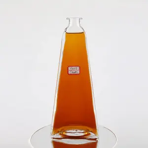 Üçgen şekli 700ml cam şişe 500ml 620ml 750ml şeffaf cam şişe likör votka sakız brendi Bourbon
