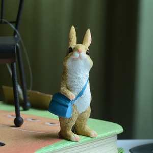 Regalo di decorazione di Micro paesaggio di moda in resina ecologica dipinto a mano con figurina di coniglio di cartone animato per insegnanti e studentesse - Product Image 2