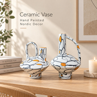 Vase à fleurs en céramique sculpturale créative Jossin avec des détails peints à la main en noir et orange pour une décoration minimaliste nordique