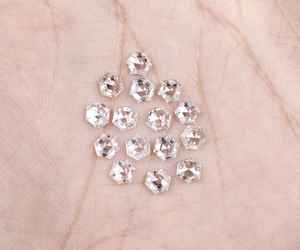 Pendientes de Diamantes Cultivados en Laboratorio con Corte Hexagonal de 4.0 MM, Certificados por IGI, Corte Antiguo, Corte Único - Product Image 2