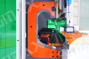 Presse plieuse CNC entièrement automatique de précision 170T 2500mm pour le traitement de l'aluminium avec vis à billes rectifiée et guide de poutre anti-collision - Product Image 4