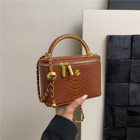 Sac fourre-tout rétro en PU à motif crocodile pour femme, collection été 2026, avec fermeture éclair, en polyester, polyvalent, élégant et sophistiqué, avec bandoulière chaîne