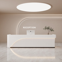Bureau d'accueil incurvé minimaliste sur mesure avec panneau frontal ondulé cannelé et éclairage LED pour salon de beauté, spa, boutique de vêtements