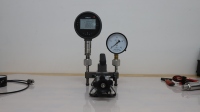 High-Accuracy Portable Measuring Instruments Pump with LCD Display, 0-600 PSI Range for Oil/Water/Gas