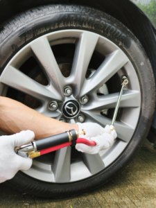 Manomètre à pneus tout en métal avec tuyau anti-explosion épais -20 ℃ ~60 ℃   Résistant aux conditions d'atelier difficiles Prix de gros - Product Image 5