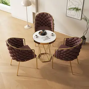 Muestra gratis venta completa Silla de restaurante moderna sillón de terciopelo nórdico muebles de comedor Silla de comedor con mechones de tela con pata dorada