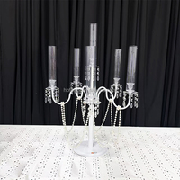 Grand chandelier blanc à 7 bras avec tubes en verre, cristaux et chaînes de perles, porte-bougie pour décoration de table de mariage ou d'événement
