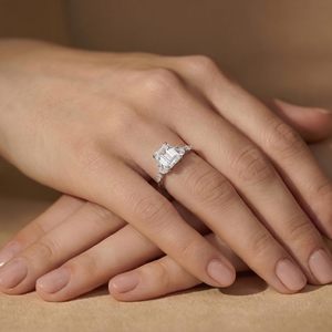 Anillos de compromiso de diamantes cultivados en laboratorio para mujer, color D, VS1, 2 quilates, corte esmeralda, anillo de promesa, certificado IGI. - Product Image 5