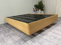 Cadre de lit d'hôtel de luxe cinq étoiles en acier de 17 pouces avec finition couleur bois, plateforme métallique avec système de maintien de matelas encastré, tailles Queen/King