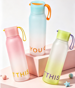 Bouteille d'eau dégradée givrée de luxe 580 ml 2026, vente en gros, logo personnalisé, bouteille en plastique PC résistante à la chaleur avec sangle de transport - Product Image 2