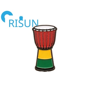 Spilla Distintivo in Metallo Smaltato Personalizzata all'Ingrosso con Motivo Tradizionale Africano Djembe, Regalo per Musicisti, Spille e Distintivi - Product Image 2